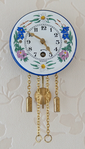 Wintermantel Miniatur Uhr 05