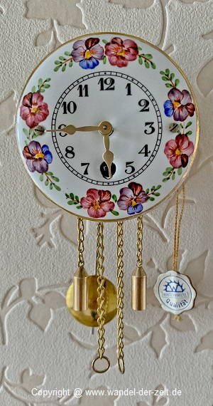 Wintermantel Miniatur Uhr Stiefmuetterchen 6 cm Zifferblatt 01