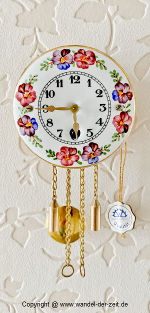 Wintermantel Miniatur Uhr Stiefmuetterchen 6 cm Zifferblatt 07